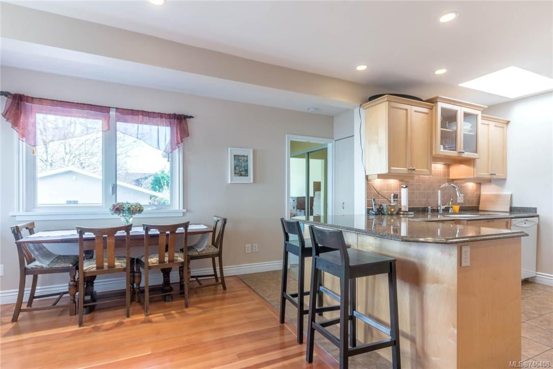 557 Falkland Rd