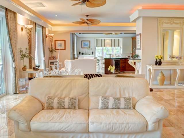 Canalfront Mansion in Port New Providence