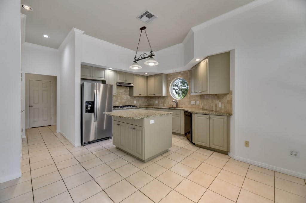 1107 Bowie Rd