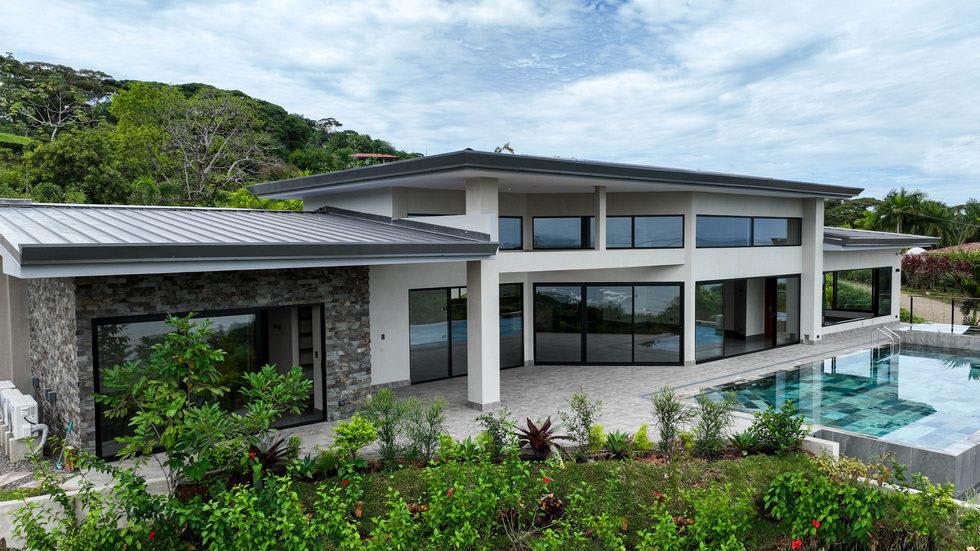 New Luxury Home With Jaw-dropping Ocean Views