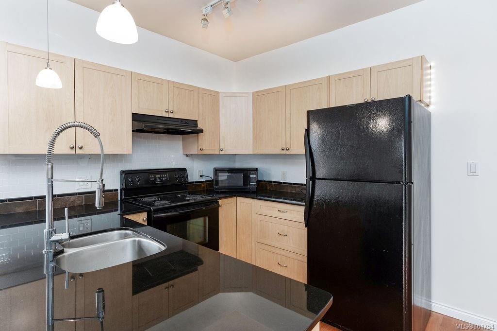 402-821 Goldstream Ave, Langford
