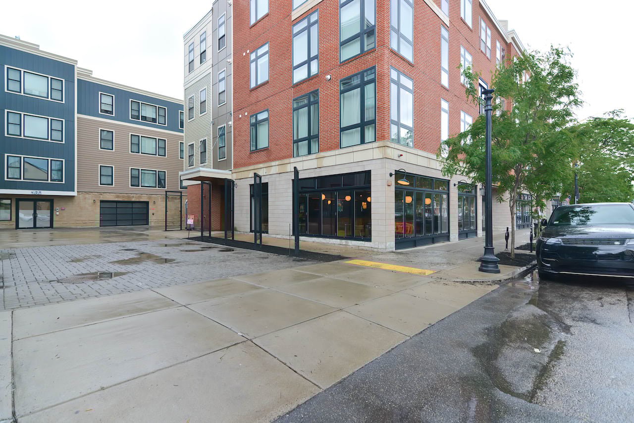 South Boston - Sunny 1 bed 1 bath w. Garage Parking & Central AC! July 15 or August 1!