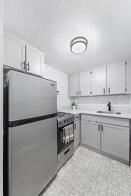 225 E 36TH Street Unit: 15B
