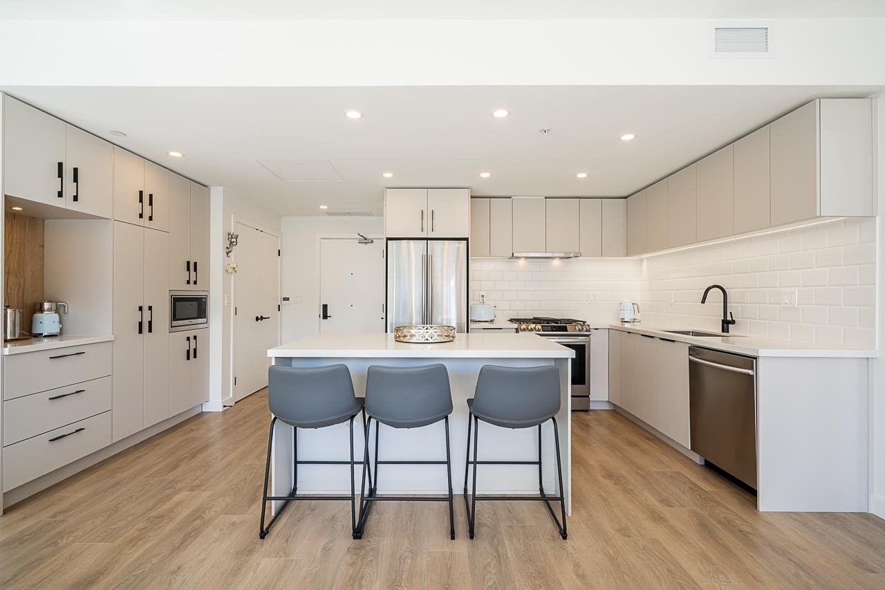 607-3038 St George St