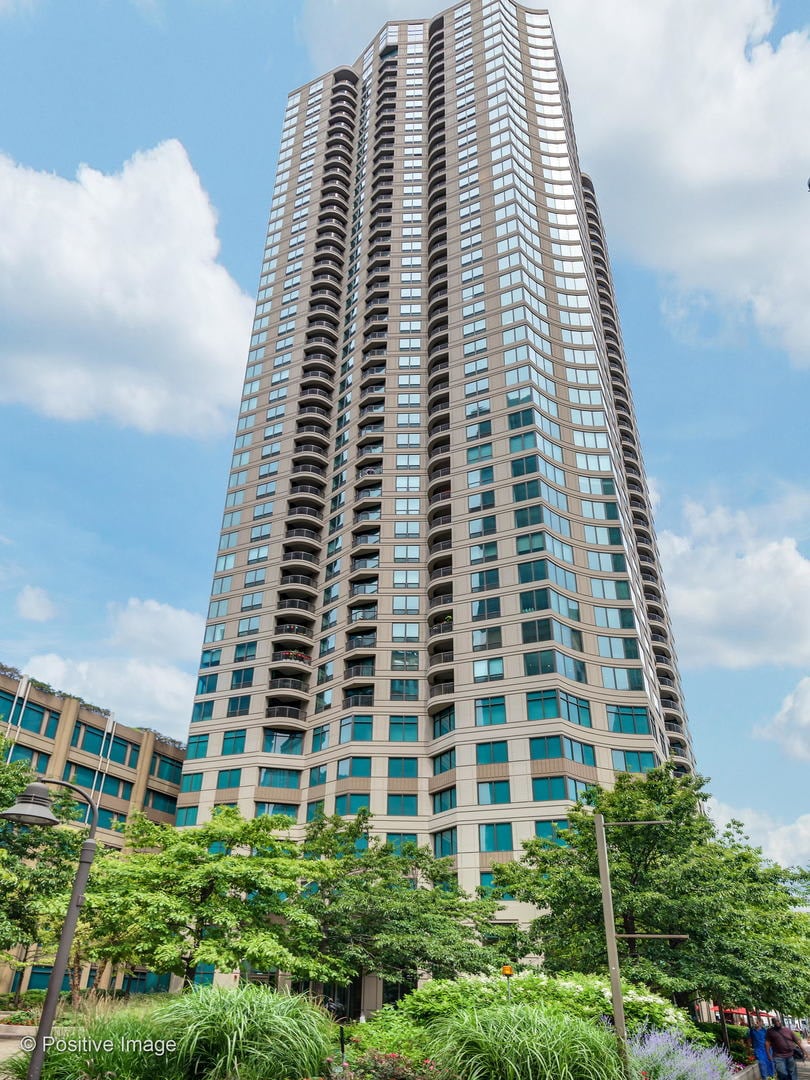 400 N Lasalle St, #2702