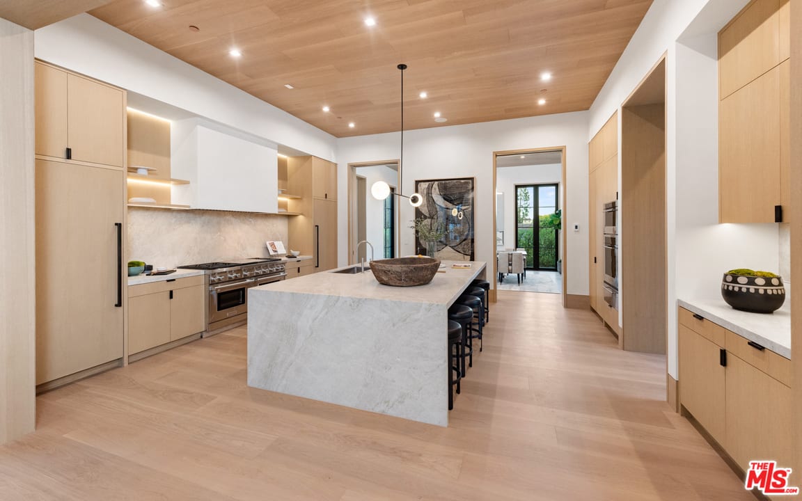 1087 Marilyn Dr