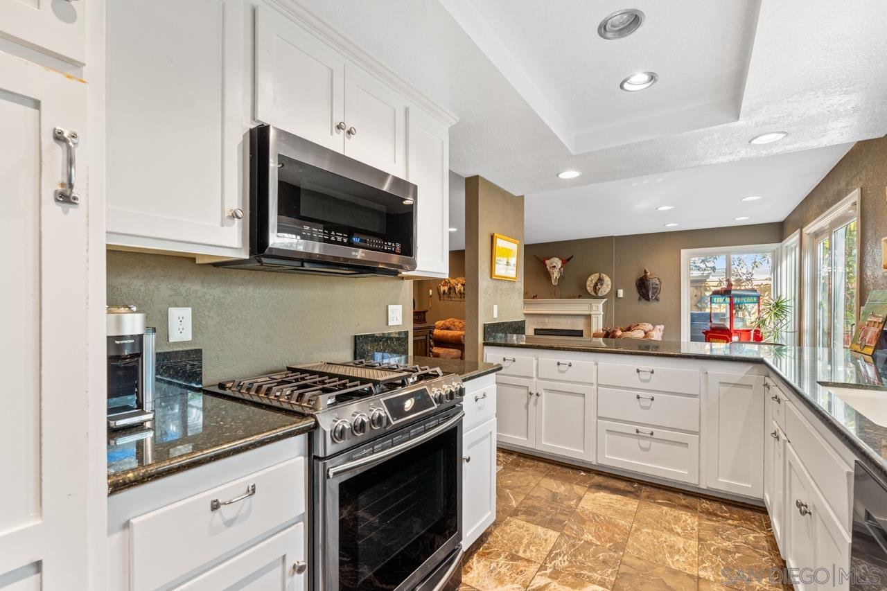 1815 Hawk View Dr