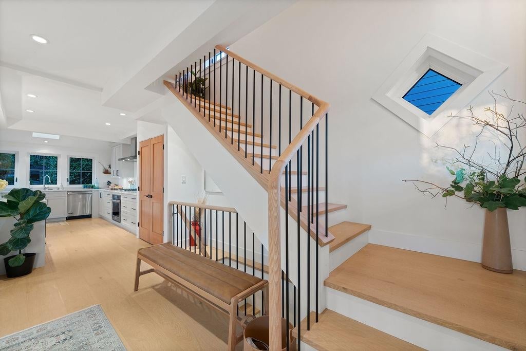 230 E 28 St