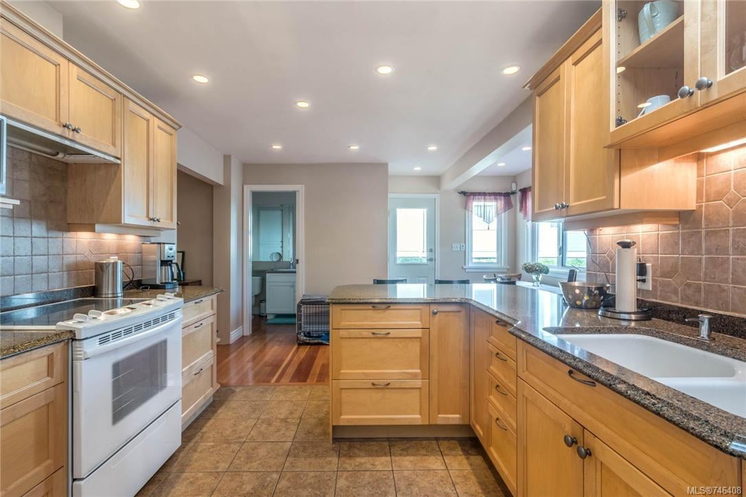 557 Falkland Rd
