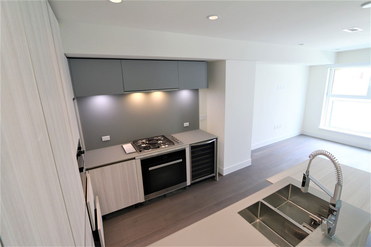 154 W Woodstock Ave