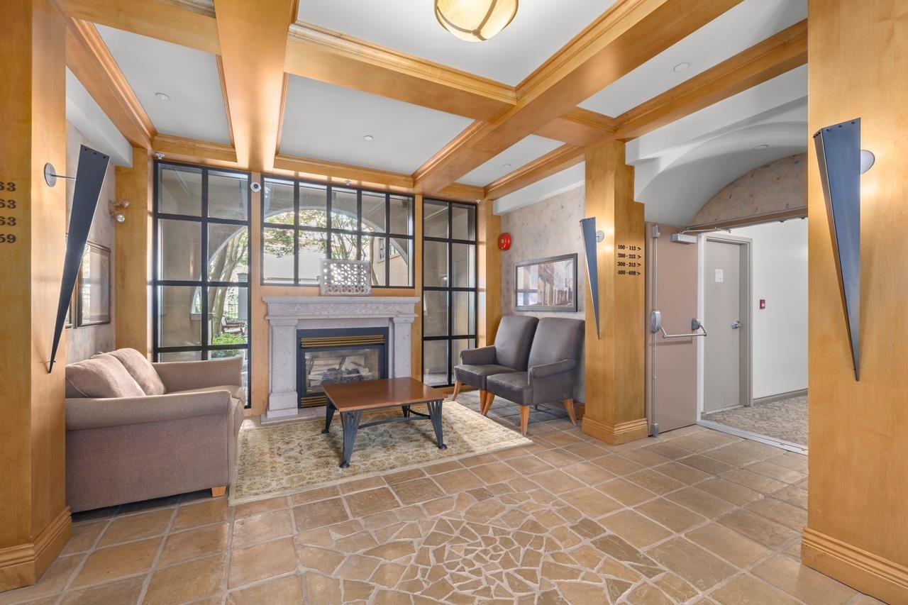 210-2175 Salal Dr
