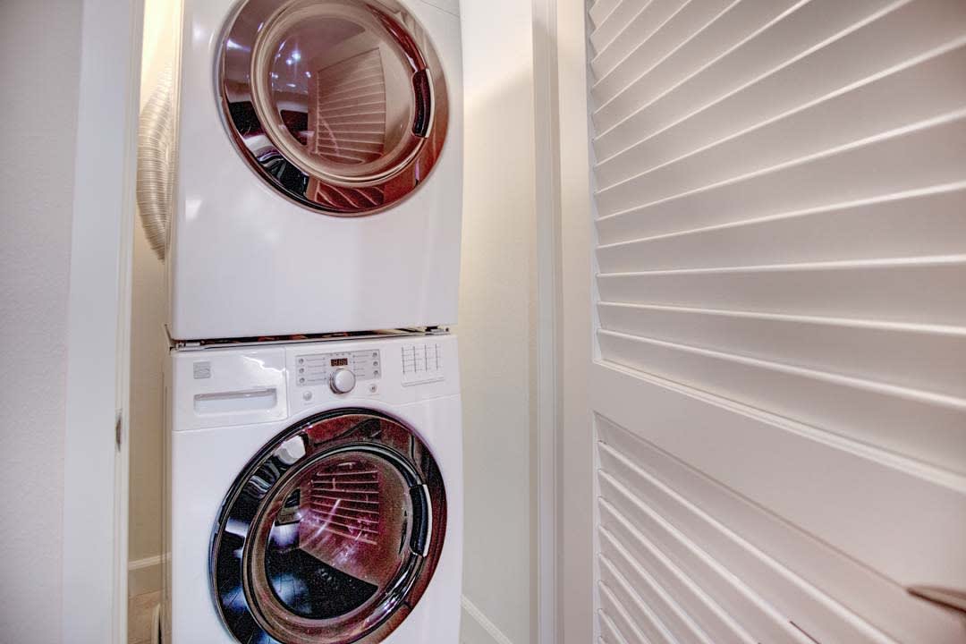 10878 Bloomfield St 405, Toluca Lake, CA