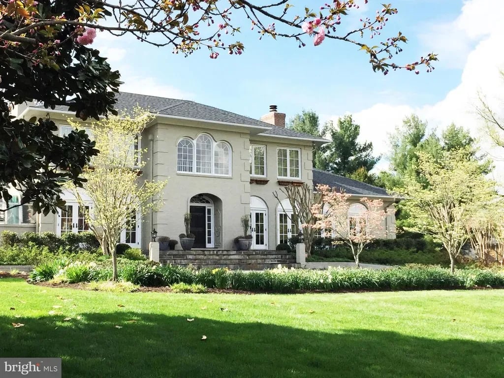 218 River Park Dr