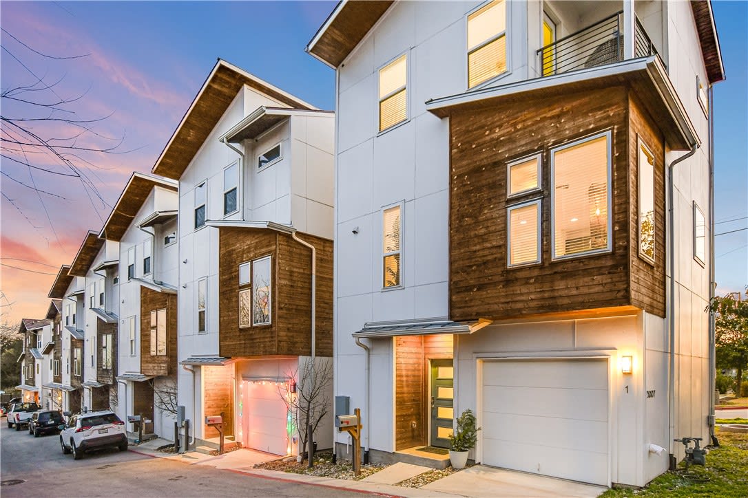 East 12th Street Duplex - Hip East Austin Location
