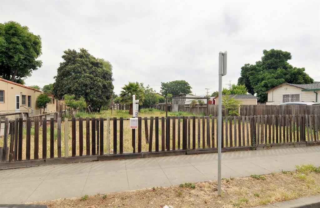 Locust St (Lot near 970-972 Locust St)