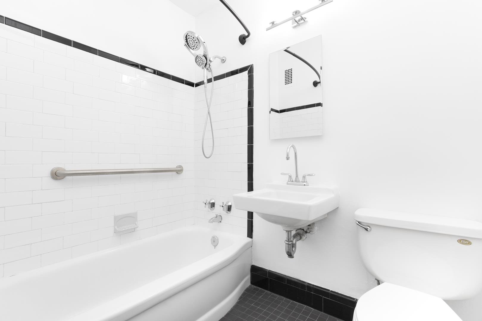 90 La Salle Street, Apt 4-D