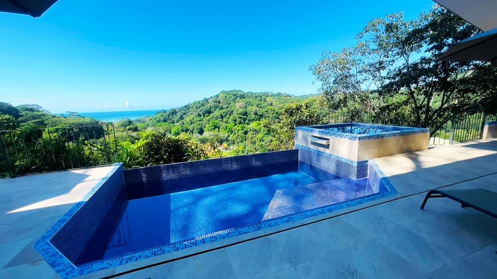 Casa Linda Vista with Ocean View Above Dominical Beach