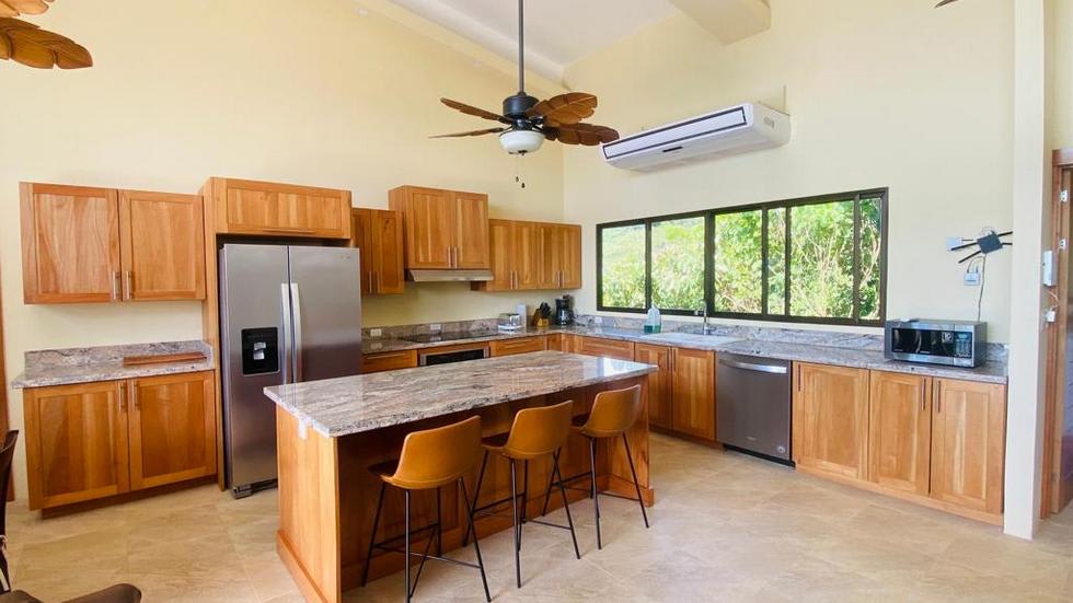 Casa Linda Vista with Ocean View Above Dominical Beach