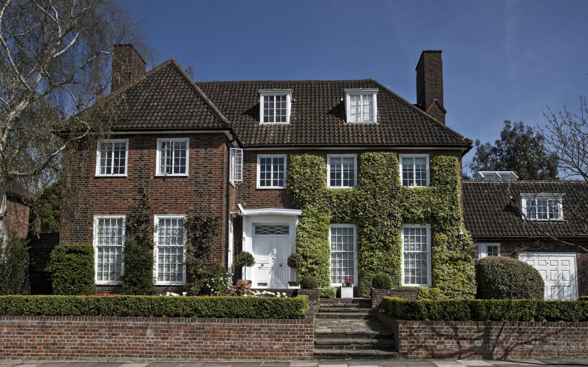 Glen Ridge, New Jersey – Gas lamp-lit Ridgewood Avenue with historic homes