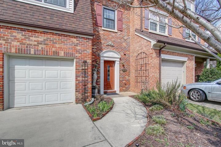 6262 Chaucer Ln