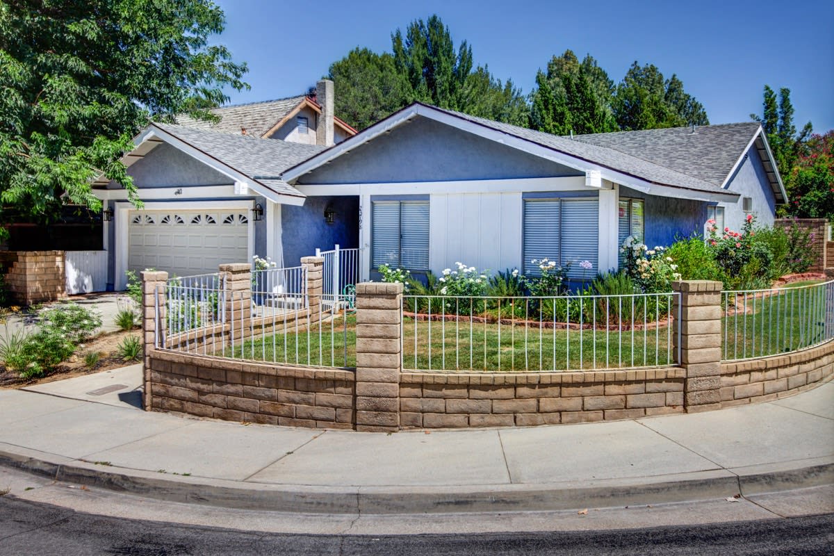 23798 Via Helina Valencia, CA