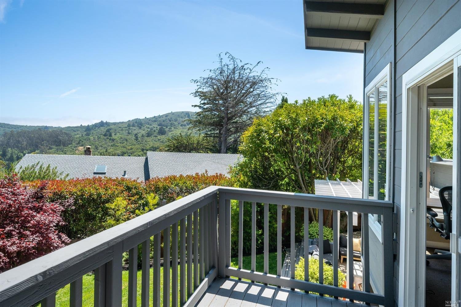 2 Cedarwood Ln
