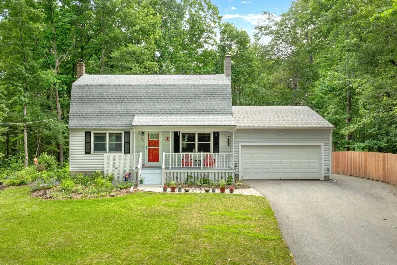 New Listing! 107 Ledgewood Drive, Falmouth, ME 04105 – $700,000