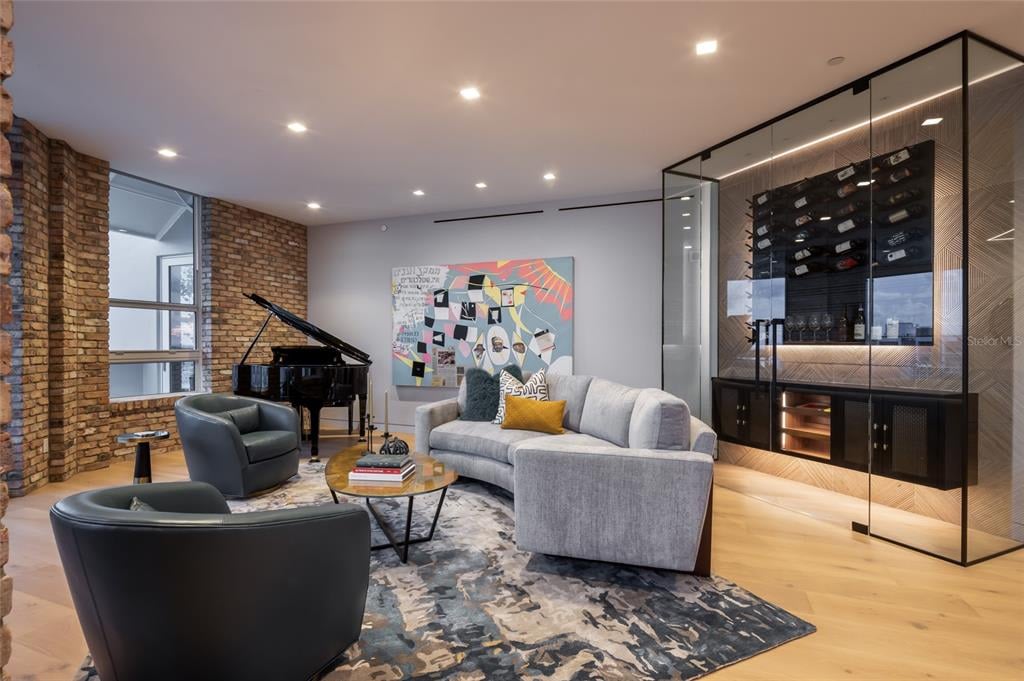 1350 Main St, #1704