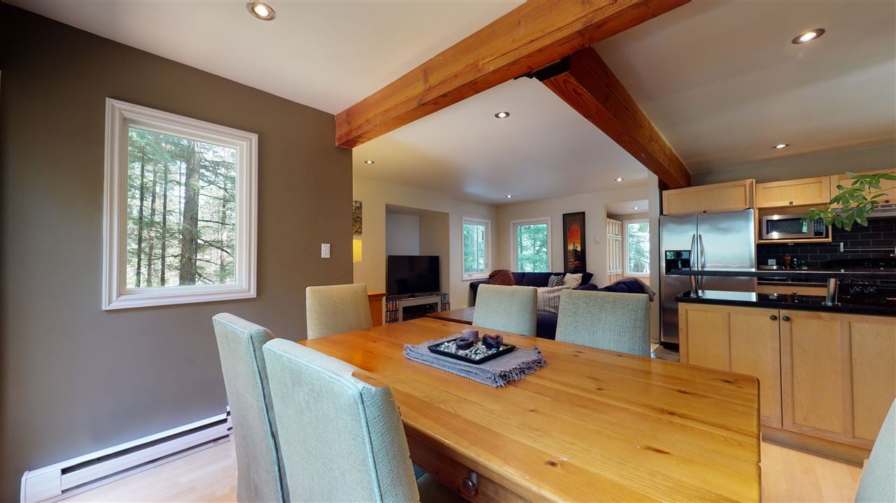 3142 Tyrol Cres
