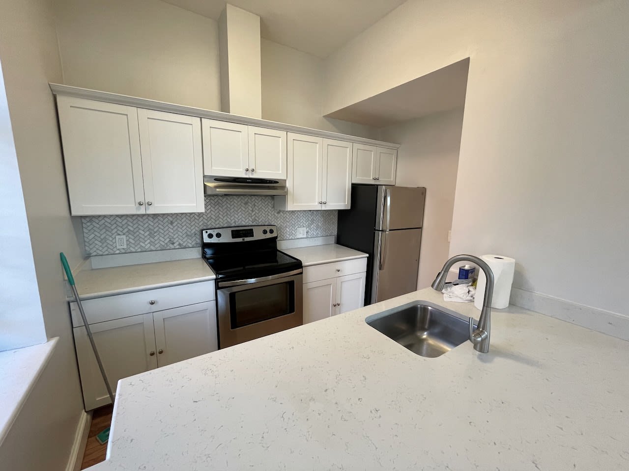 John Eliot Square - 2 Bed 1 Bath - w/ laundry, Pet Friendly, Parking and Common Roof Deck! 