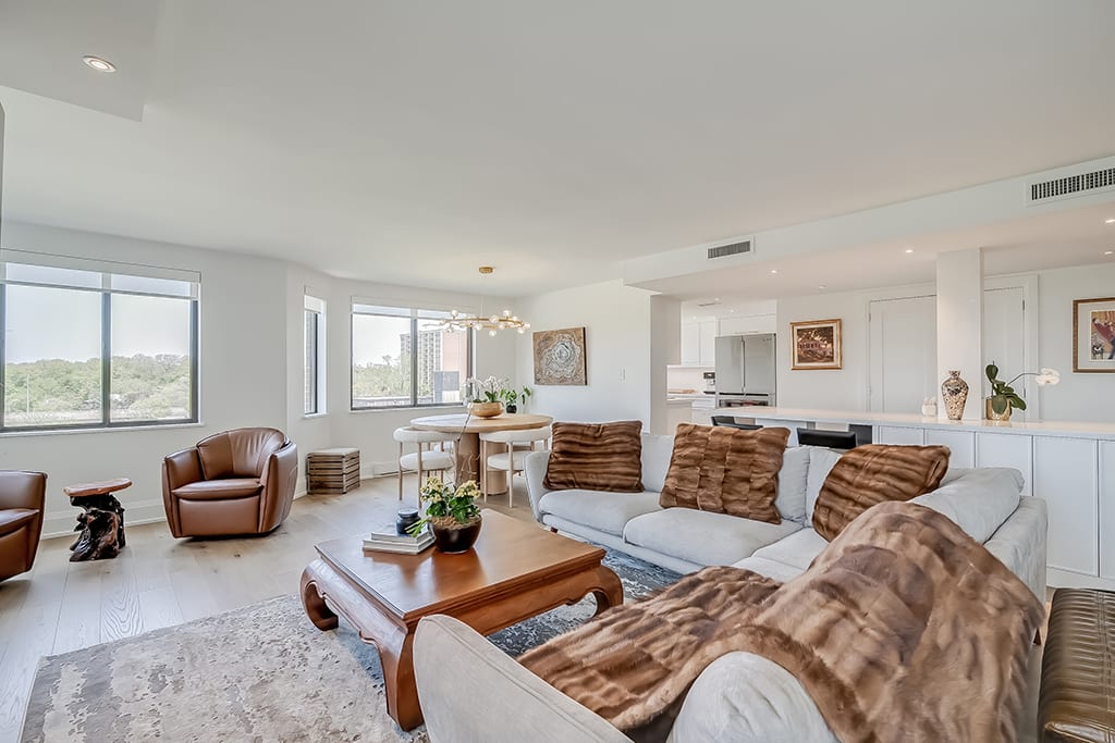 100 Lakeshore Road E Unit: 901