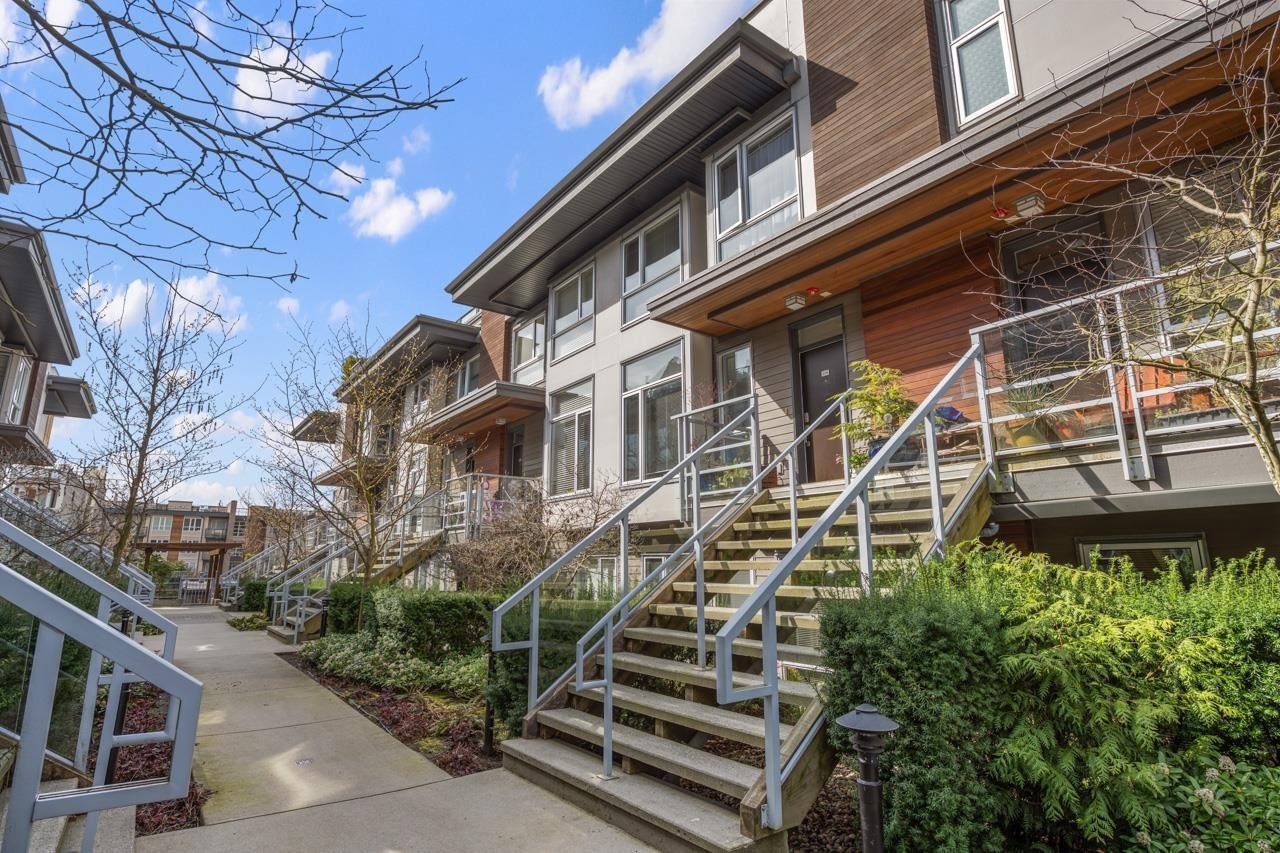 208-735 W 15th St