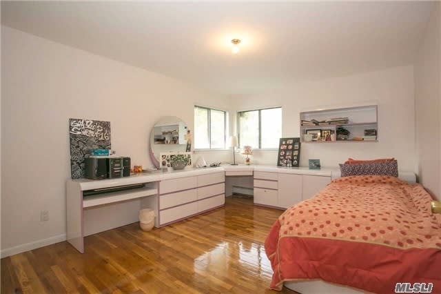 10 Golf Ct, Syosset