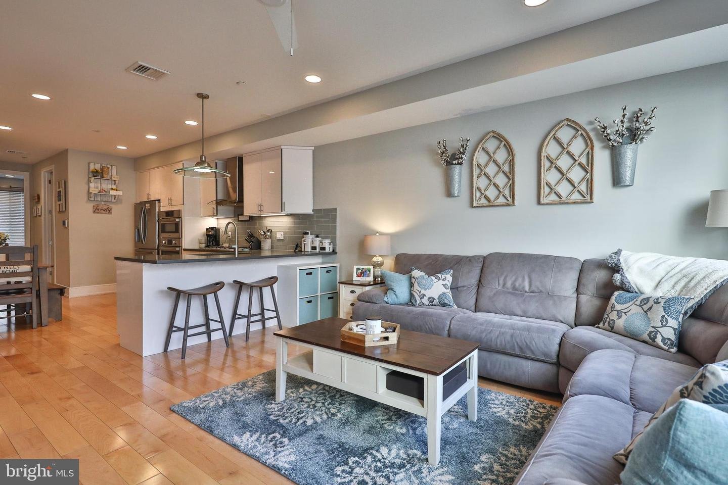 Modern sophisticated bi-level condo in Grad Hospital