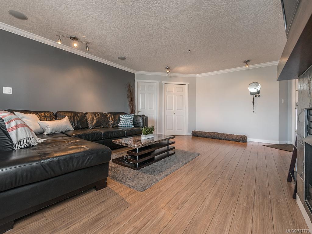 206-649 Bay St