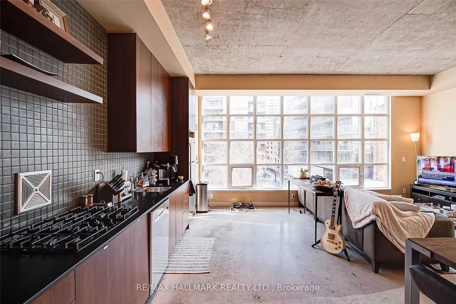 302 - 19 Brant St