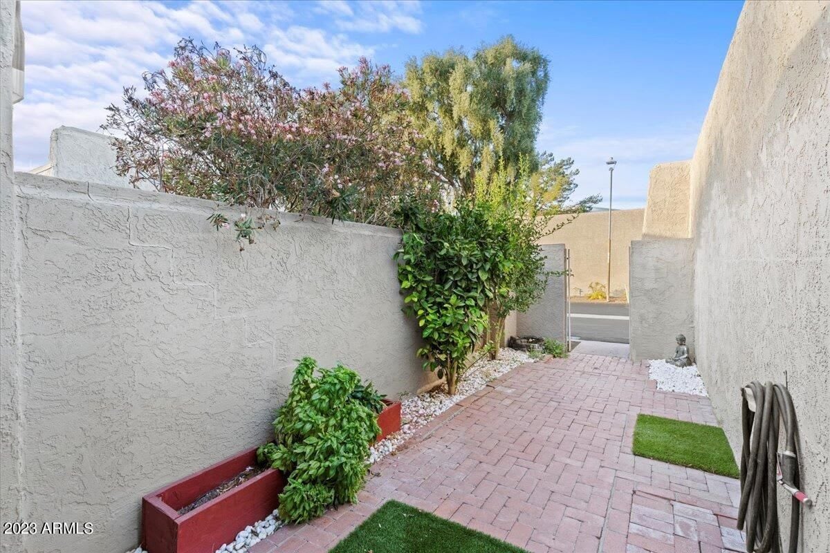 7269 N VIA NUEVA