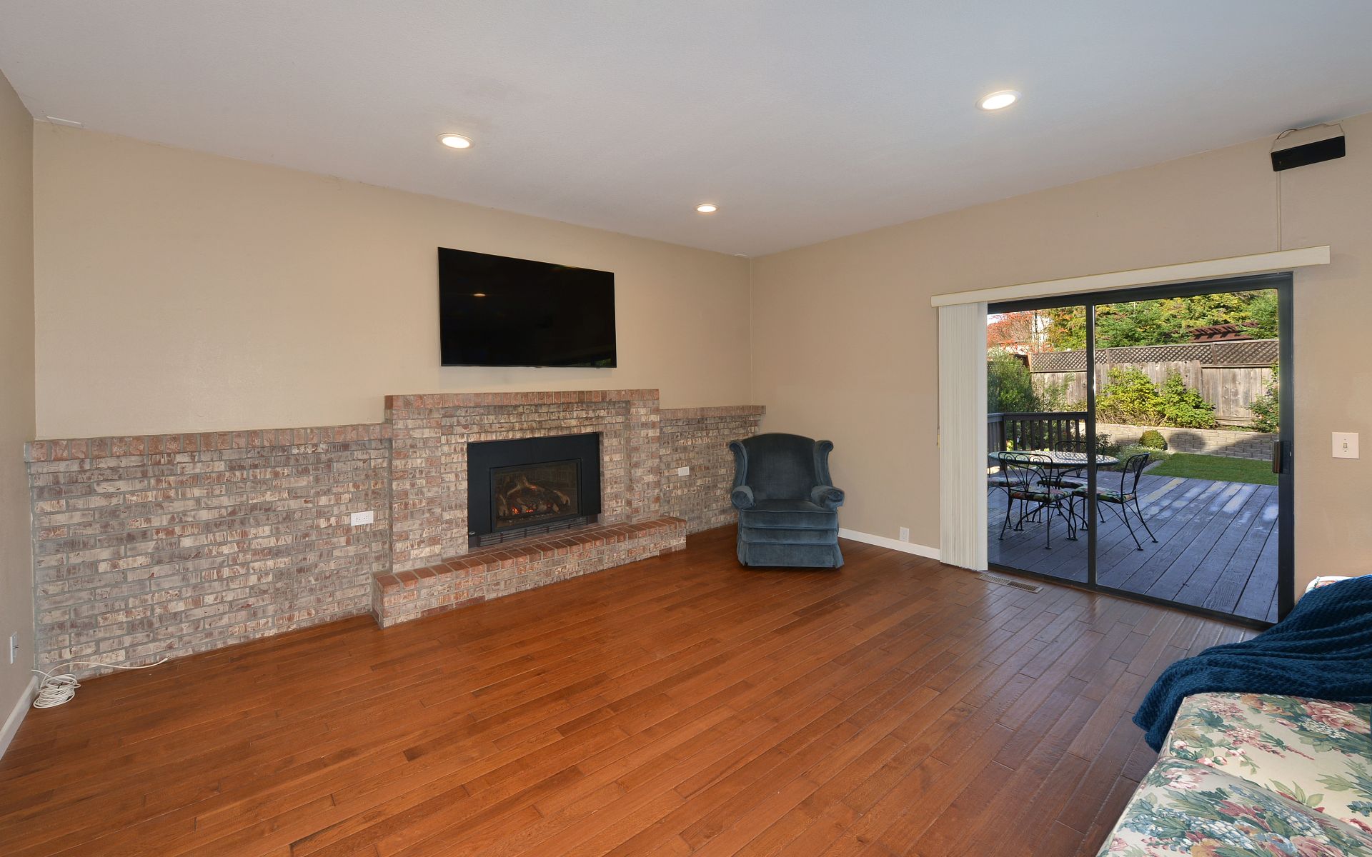 206 Chris St