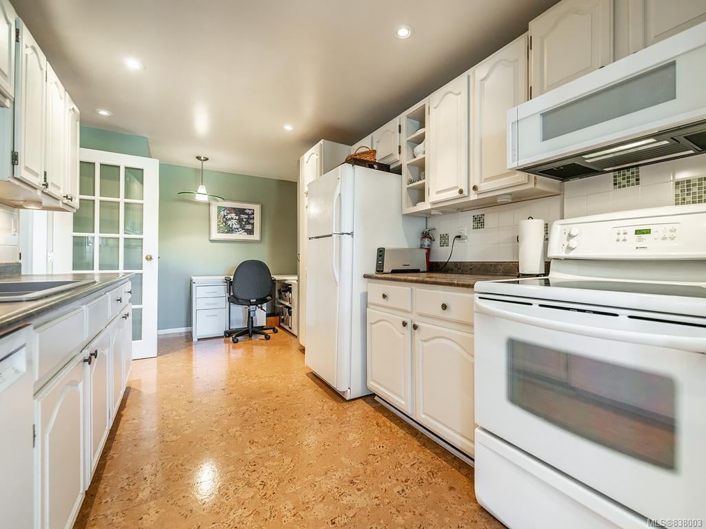 202-2119 Oak Bay Ave