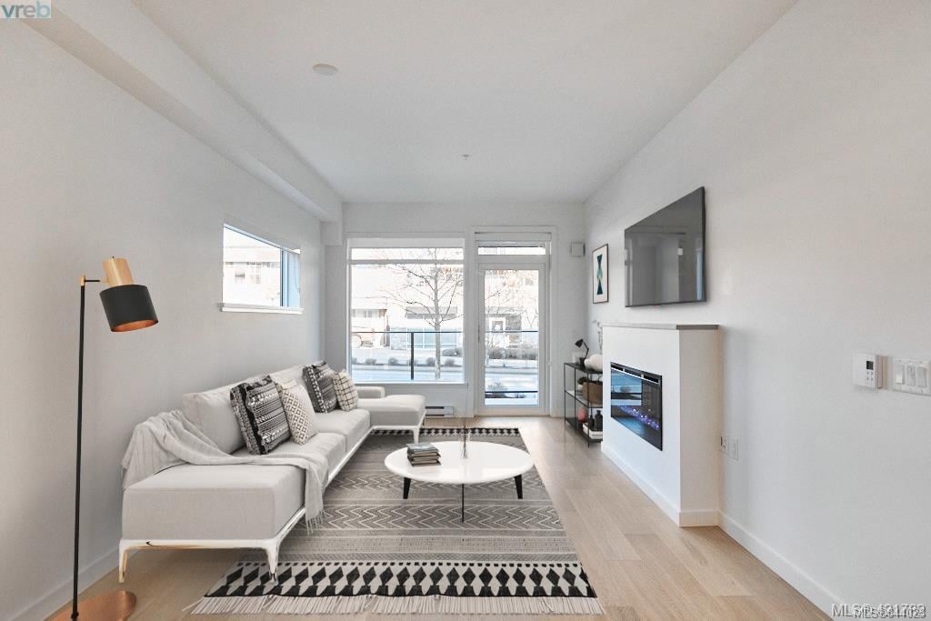 207-7162 W Saanich Rd