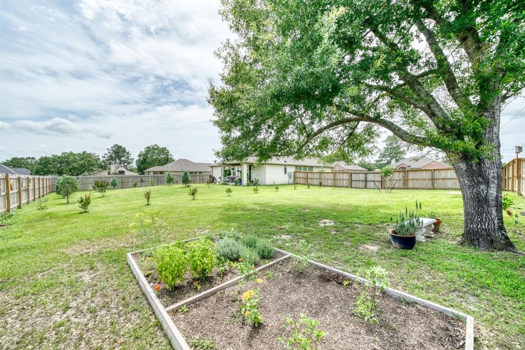 37 Briarwood Ln Bellville, Tx 77418