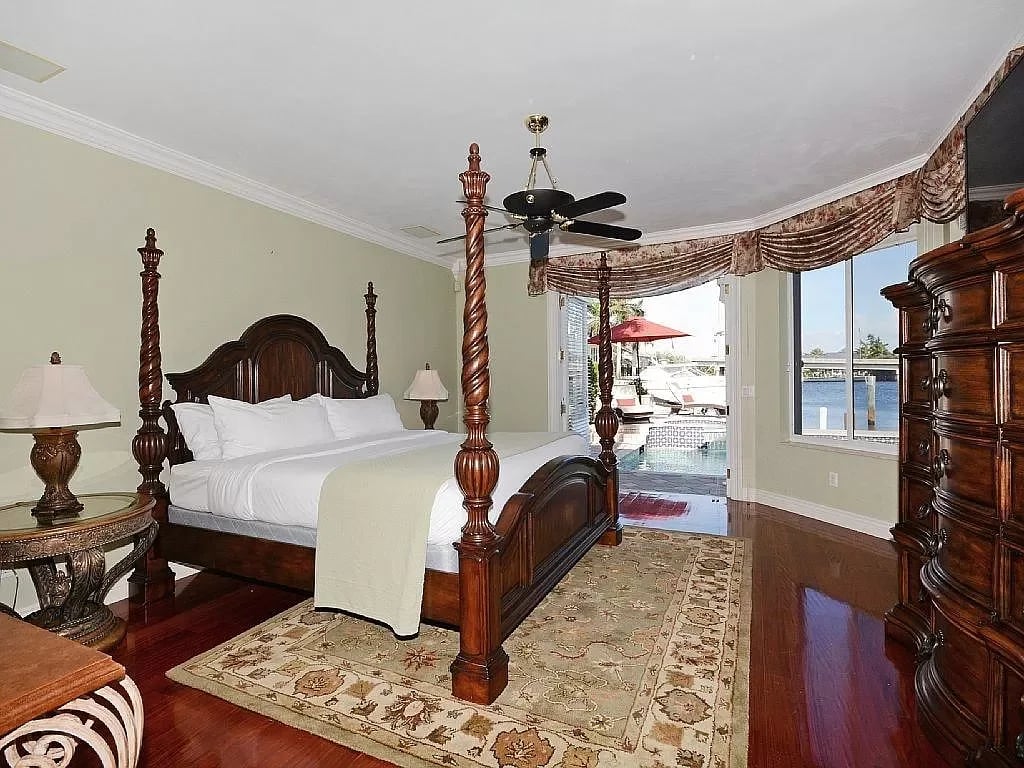 1055 Del Harbour Dr