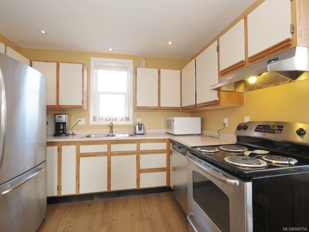 1990 Haultain St, Saanich