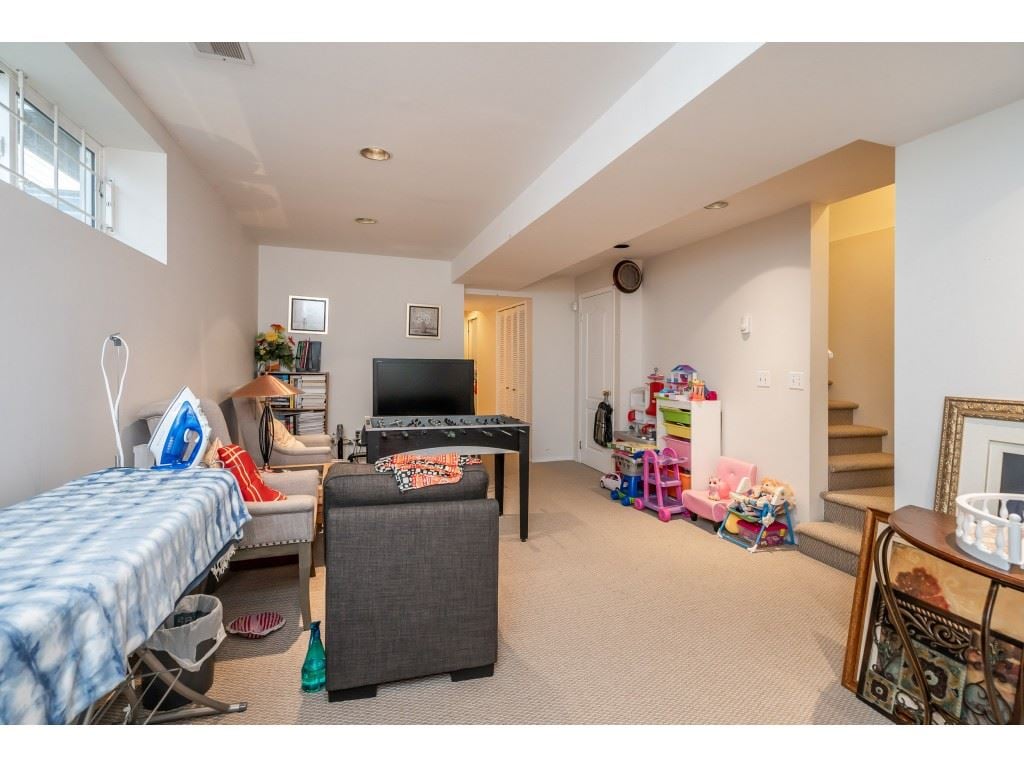 18498 64a Ave
