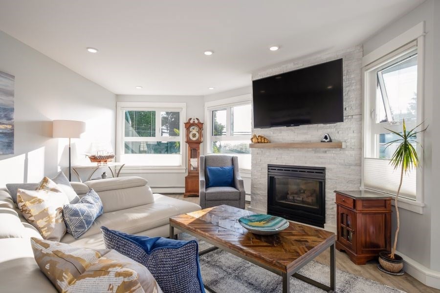 204-15367 Buena Vista Ave
