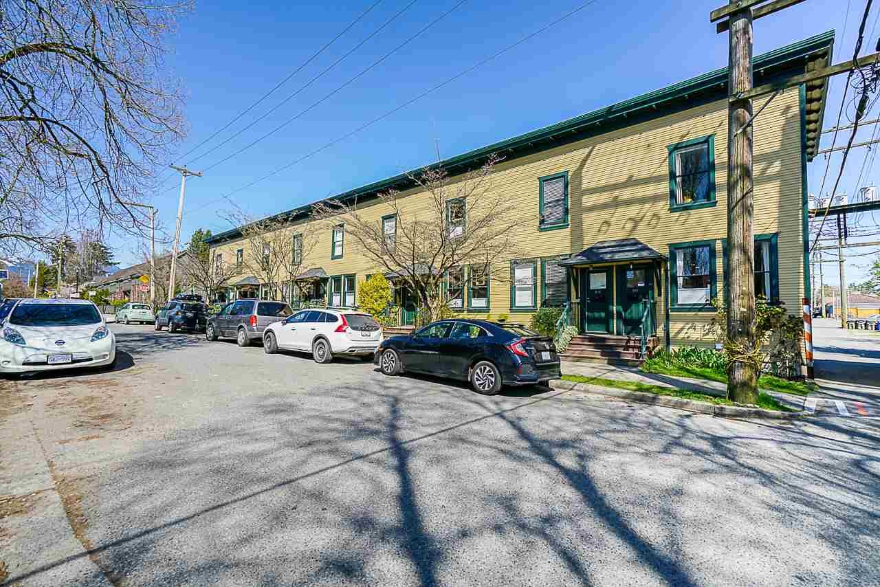 806 Hawks Ave