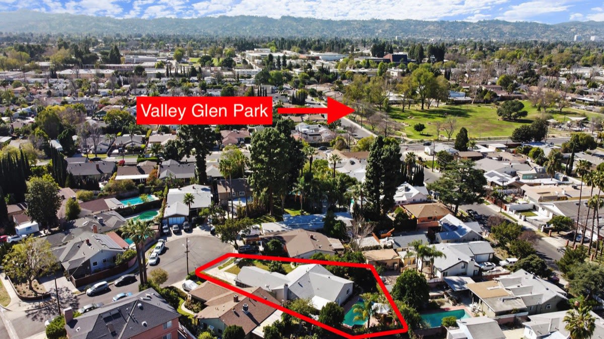 13011 Debby St Valley Glen, CA