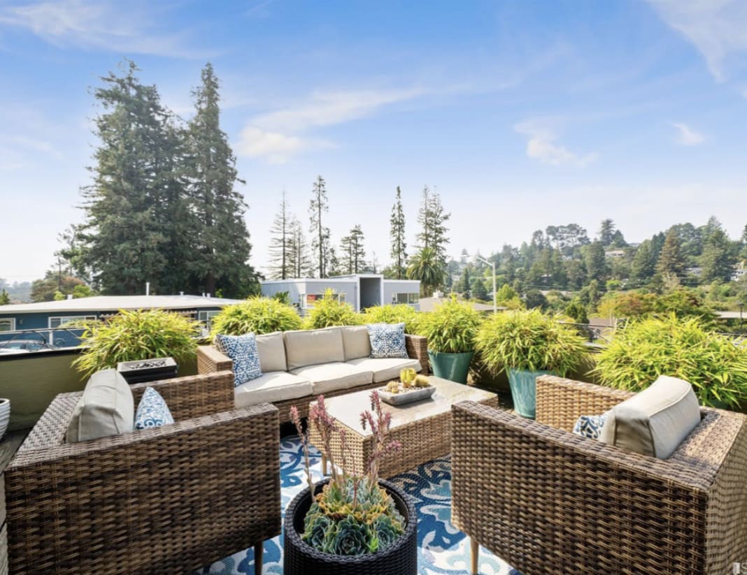 6722 Charing Cross Rd. 