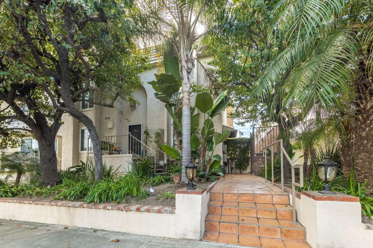 1325 Wellesley Ave #104