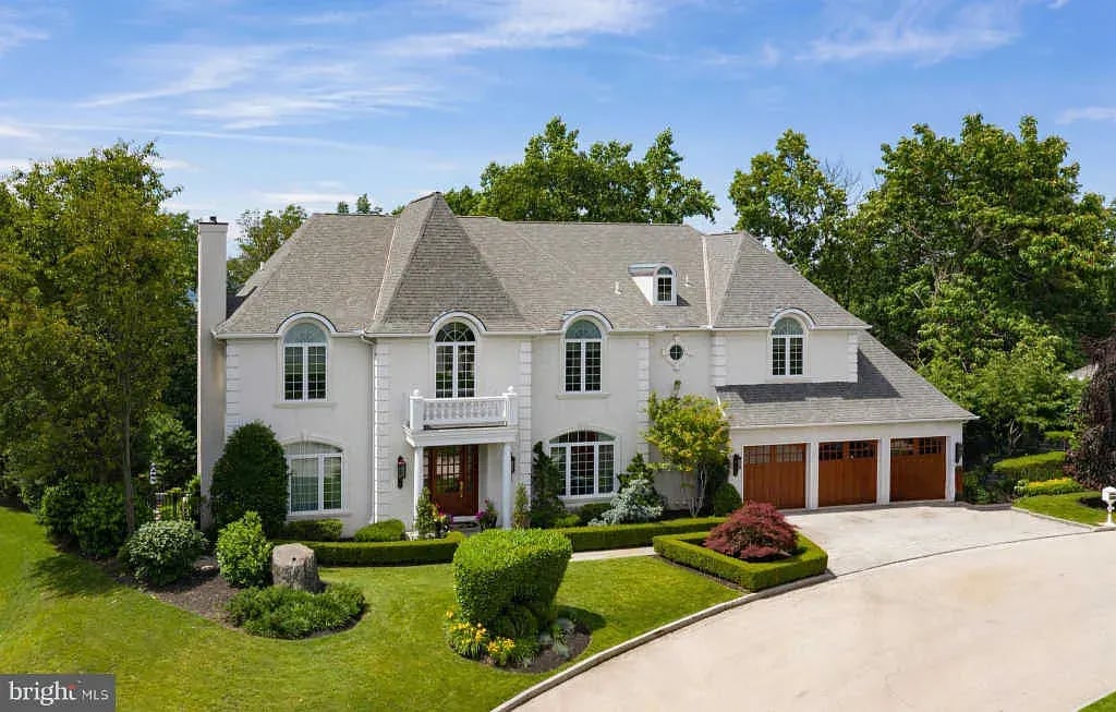 1320 N Avignon Dr